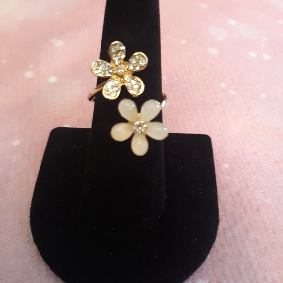 Dainty Daisy Ring  - Adjustable - ⭐⭐⭐⭐⭐ - Picture 6 of 12